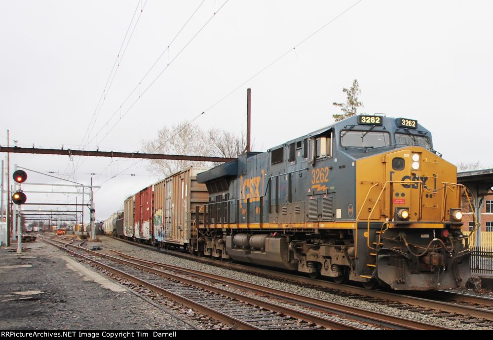 CSX 3262 leads M403